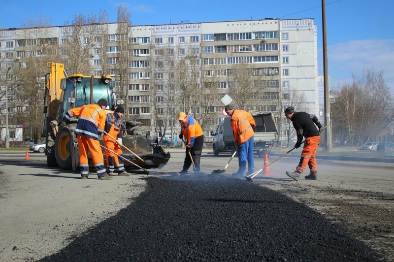 На трёх улицах Рязани продолжают вести ямочный ремонт